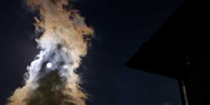 月と雲の写真です。